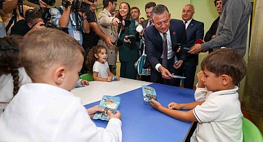 Özgür Özel çocuklara fındık dağıttı