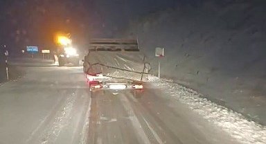 Palandöken geçidinde kar yağışı ulaşımı olumsuz etkiledi