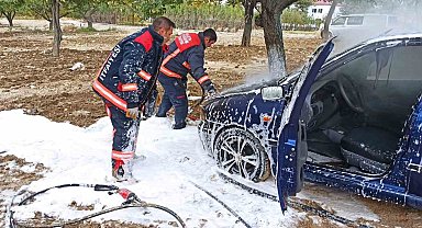 Park halindeki araç aniden alev aldı