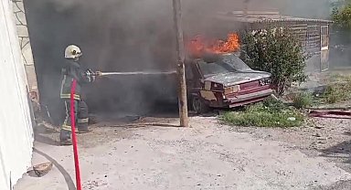 Park halindeki araç küle döndü, bitişiğindeki ikamete sıçramadan söndürüldü