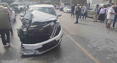 Park halindeki kamyonete çarptı: 3 yaralı