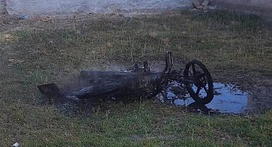 Park halindeki motosiklet yanarak hurdaya döndü