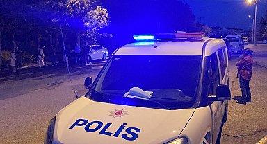 Park halindeki otomobil alev aldı
