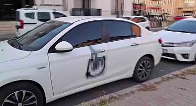 Park halindeki otomobili boyayıp kaçtı