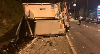 Park halindeyken freni boşalan tır şarampole devrildi