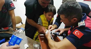 Parmağı bisiklet borusuna sıkışan çocuğu itfaiye kurtardı