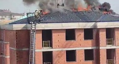 Pendik'te inşaat halindeki bir binanın çatısındaki yangını bir vatandaş hortumla söndürmeye çalıştı