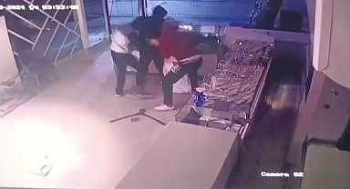 Pendik'te kuyumcudan saniyeler içinde 5 milyonluk altın çaldılar, o anlar kamerada