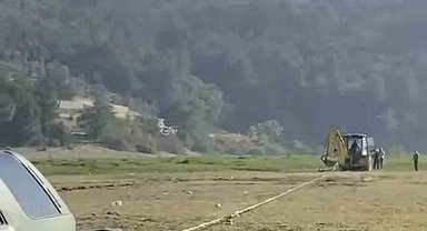 Pikniğe giden bataklığa saplandı, onları kurtarmaya gidenler de mahsur kaldı