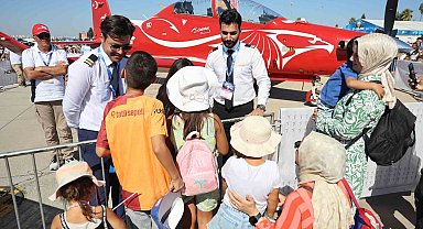 Pilotaj öğrencileri TEKNOFEST'te çocuklara uçakları tanıttı