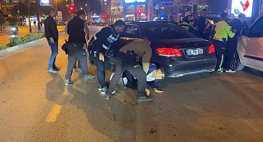 Polis ekiplerini metrelerce sürükleyen sürücü tutuklandı