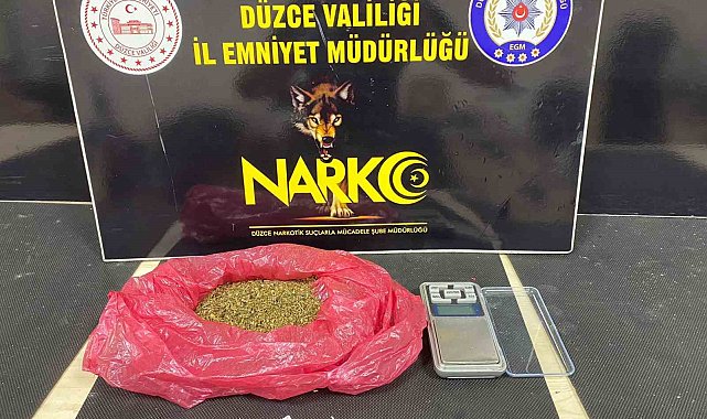 Polis koçbaşı ile kapıyı kırıp girdiği evde narkotik köpeği ile arama yaptı