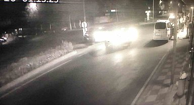 Polis uygulamasına bakarken kaza yaptı: İlginç anlar kamerada