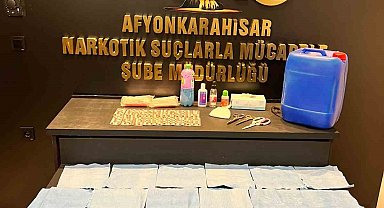 Polis uyuşturucu imalathanesine yaptığı baskında 5 kişiyi yakaladı