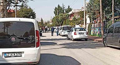 Polise bıçaklı saldırı anı güvenlik kamerasına yansıdı