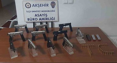 Polisin durduğu araçta 11 adet tabanca çıktı