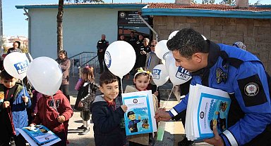 Polisler miniklere mesleklerini anlattı