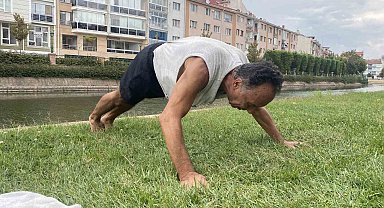 Porsuk Çayı'nın kenarında düzenli spor yapan 69 yaşındaki adam, gençlere taş çıkartıyor
