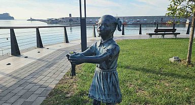 "Atatürk'e çiçek veren kız" heykelindeki çiçeğe zarar verildi