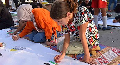 "Filistinli çocuklar için çiz" etkinliğiyle Gazze'de ölen çocuklara dikkat çekildi