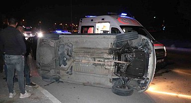 Refüje çarpıp takla atan araçta aynı aileden 5 kişi yaralandı