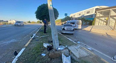 Refüje çıkıp ağaçları deviren otomobil sürücüsünü aydınlatma direği durdurdu