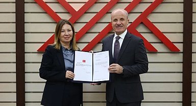 Rektör Fatma Aydın mazbatasını aldı