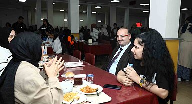 Rektör Hacımüftüoğlu, yemekte öğrencilerle bir araya geldi