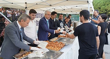 Rektör Prof. Dr. Budak, öğrencileri çay, gevrek ve boyozla karşıladı
