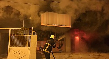 Reyhanlı'da iş yeri alevlere teslim oldu