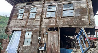 Rize'de asırlık ahşap ev heyelana yenik düştü