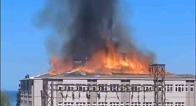 Rize'de çatı yangını paniğe neden oldu