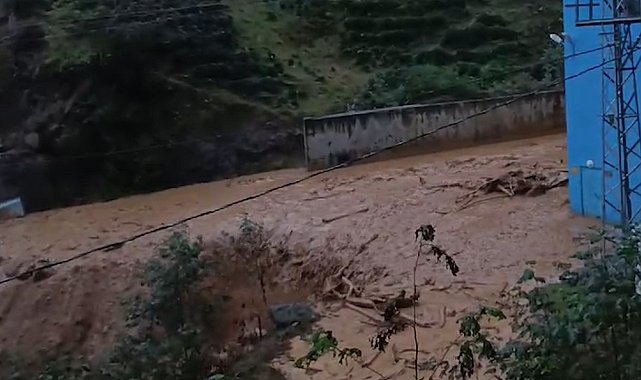 Rize'de heyelan nedeniyle mahalle yolları ulaşıma kapandı