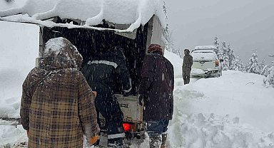 Rize'de kar nedeniyle yaylalarda mahsur kalan yaylacılar hayvanları ile birlikte kurtarıldı