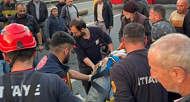Rize'de tomruk yüklü kamyon ile kamyonet çarpıştı: 3 yaralı