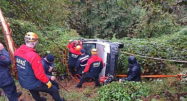 Rize'de uçuruma yuvarlanan araç askıda kaldı, sürücüyü ekipler kurtardı