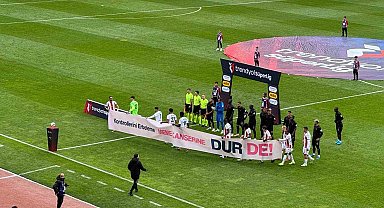 Sahaya meme kanseri farkındalık pankartı ile çıktılar