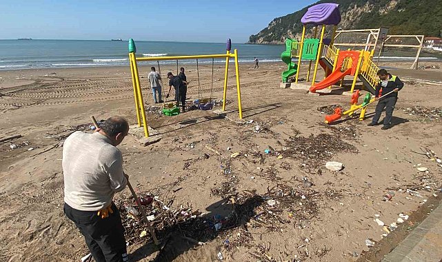 Sahilde korkutan görüntüler: Karadeniz'in rengi kırmızıya dönüştü