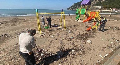 Sahilde korkutan görüntüler: Karadeniz'in rengi kırmızıya dönüştü