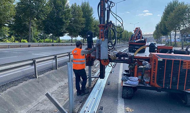 Sakarya Büyükşehir Belediyesi'nden çelik bariyer uygulaması