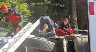 Sakarya'da çöp kamyonu devrildi: Araç içerisinde sıkışan sürücü yaralandı