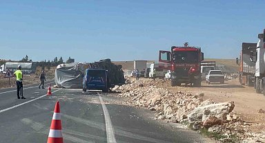 Saman balyası yüklü tır devrildi