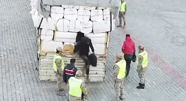 Saman balyası yüklü tırdaki zulada 36 düzensiz göçmen yakalandı