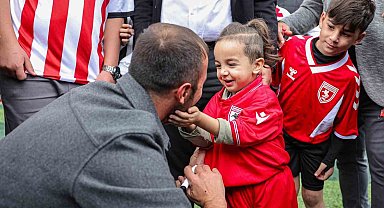 Şampiyon minikler kupayı Samsunspor kaptanının elinden aldı