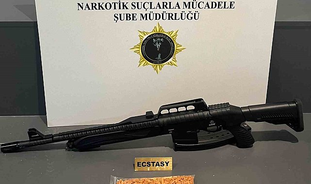 Samsun'da 3 bin 300 adet extacy uyuşturucuyla yakalanan 2 kişi gözaltına alındı