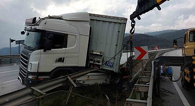 Samsun'da makaslama yapan tır bariyere çarptı