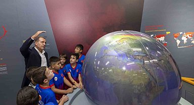 Seçer, Mercan Bilim Merkezi'nde öğrencilerle bir araya geldi
