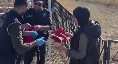 Şehidin kabrinin temizliğini ve bakımını el birliğiyle yaptılar