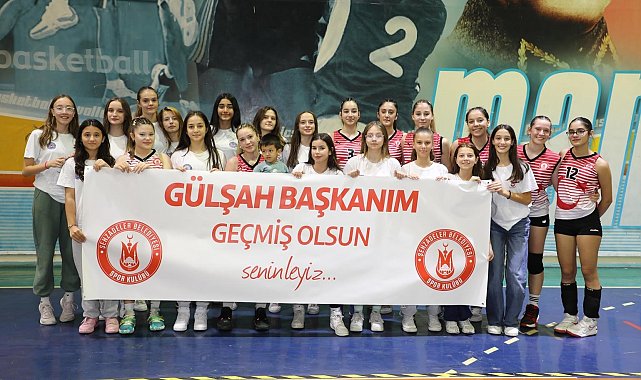 Şehzadeler'in genç kızları galibiyetlerini Başkan Durbay'a hediye etti