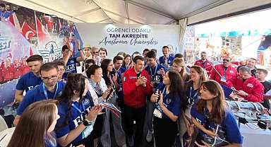 Selçuk Bayraktar, TEKNOFEST'te Ege Üniversitesi standını ziyaret etti